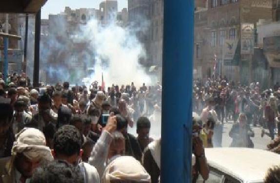 أحداث دامية شهدتها المظاهرات السلمية الأحد بصنعاء وصور إنسانية تجلت أثناء الاعتداء عليها