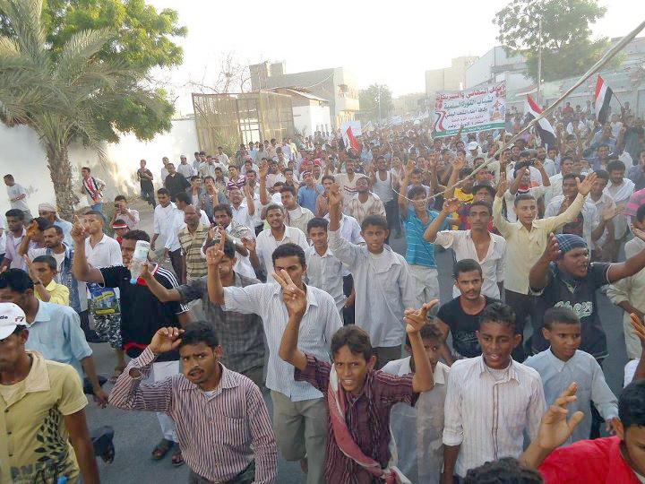  عشرات الآلاف بالحديدة يهتفون لأول شهيدة في الثورة اليمنية