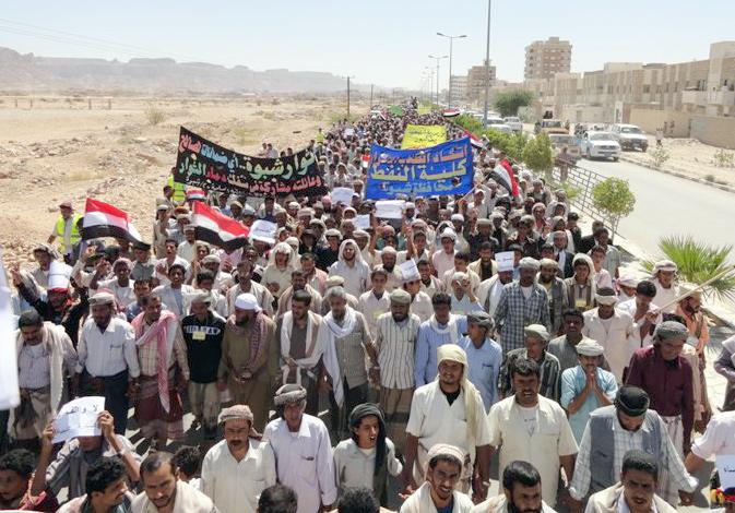  عشرات الآلاف يتظاهرون في عتق للتنديد بمجازر النظام بصنعاء 