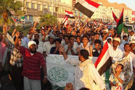  ثوار الحديدة يحتفلون بسقوط القذافي ويطالبون بمحاكمة رموز النظام في اليمن