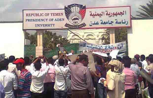 نقابة جامعة عدن تؤكد على مواصلة إضرابها وترفض طلب حبتور بتعليقه