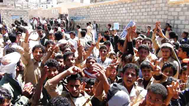 مظاهرات غاضبة لطلاب مجمع العاقل التعليمي بالبيضاء احتجاجاً على رمي القرآن الكريم في حمامات المجمع