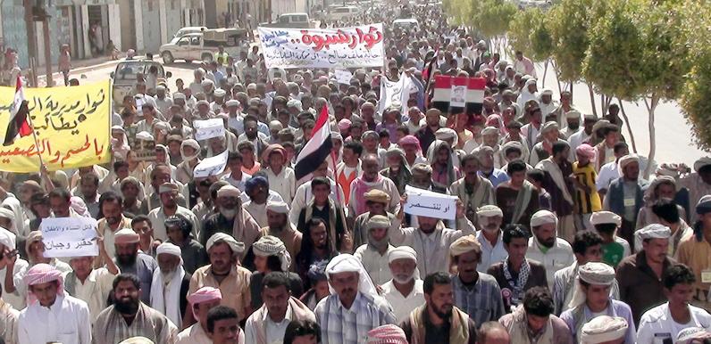   شبوة: الآلاف ينددون بمجازر النظام بصنعاء وتعز