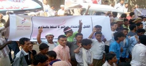  مواطنون يعتصمون أمام محكمة شمال الحديدة للمطالبة بالإسراع في محاكمة قاتل الشهيد الدبعي