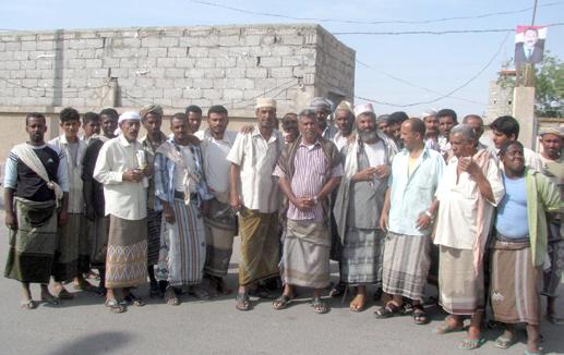 تجمهر العديد من المزارعين أمام ديوان محافظة لحج للمطالبة بحصصهم من مادة الديزل