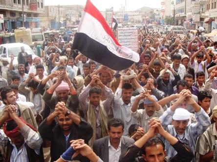 البيضاء: مسيرة حاشدة تطالب بمحاكمة رموز النظام وإطلاق سراح المختطفين من الثوار 