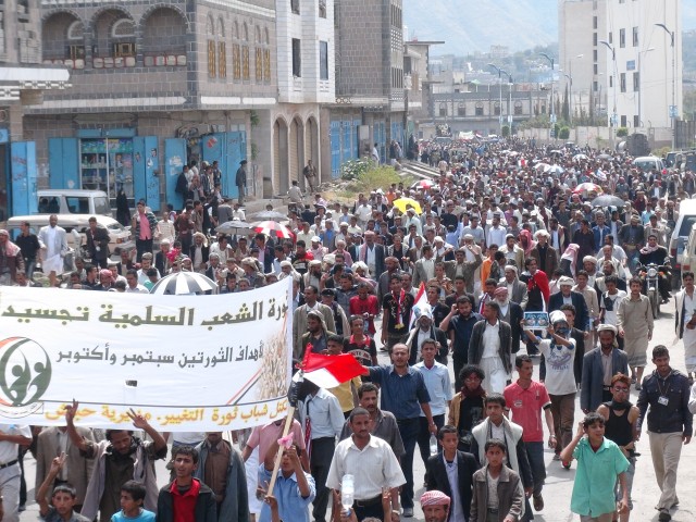 مسيرة لمئات الآلاف في إب تطالب بمحاكمة رموز النظام