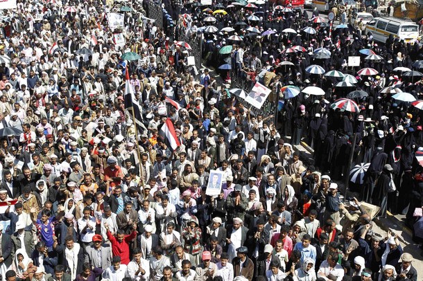 الآلاف في صنعاء في وقفة احتجاجية تطالب المجتمع الدولي برفع الغطاء السياسي عن نظام صالح وإحالة ملف جرائمه إلى الجنايات الدولية