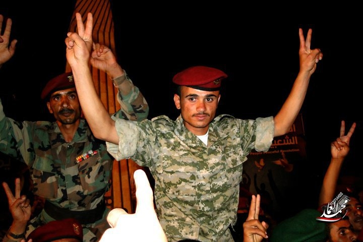  العشرات من قيادات وأفراد اللجنة الشعبية لمساندة الرئيس صالح ينضمون إلى شباب الثورة