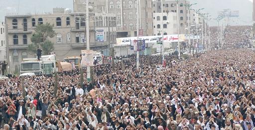 مئات الآلاف في إب يؤدون صلاة عيد الأضحى ويتعهدون بالحسم
