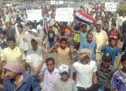 تواصل المسيرات المطالبة برحيل النظام ومحاكمة الرئيس صالح بمحافظة الحديدة واستياء من تردي الخدمات