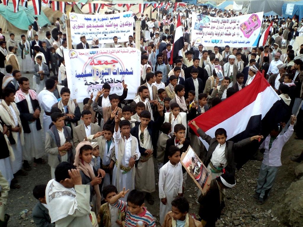 الآلاف من أبناء حجة ينددون بقتل النساء والأطفال في تظاهرة حاشدة ويؤكدون مساندتهم لحرائر اليمن