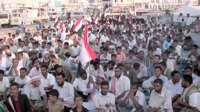 مسيرة لشباب التغيير بالمكلا تطالب بمحاكمة القتلة ووقفة للنساء يطالبنّ المجتمع الدولي الوقوف مع الشعب اليمني