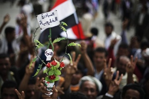  صنعاء.. آلاف الثوار يتظاهرون ضد منح رموز النظام حصانة من الملاحقة القانونية
