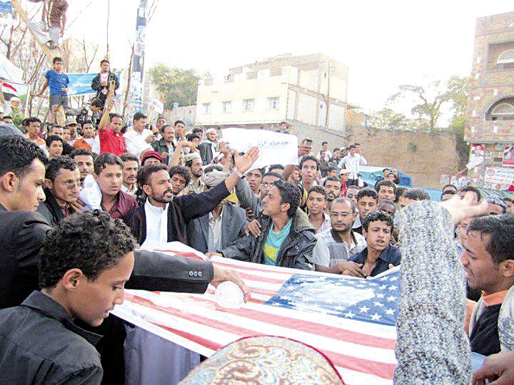 شباب ساحة الحرية بتعز: على السفير الأميركي الاعتذار أو الرحيل مع صالح