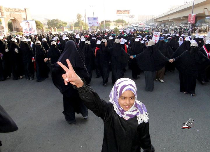 مسيرة نسائية حاشدة بصنعاء تهتف: لا تعطوا مهلة للقاتل جاء الحق وزهق الباطل