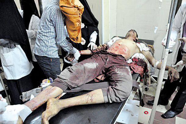 تعز.. سقوط قتيل وجرحى في هجوم على متظاهرين عسكريين بالقرب من مبنى المحافظة