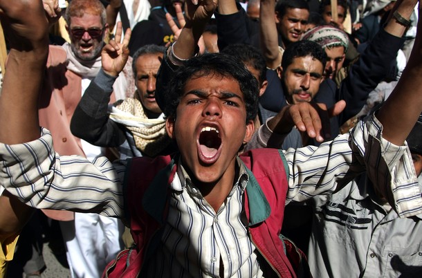 ثوار صنعاء يتضامنون مع عدن ويدعون الحكومة لتوفير المشتقات النفطية والكهرباء