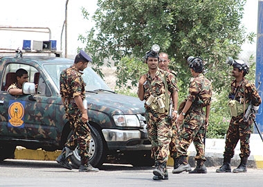 الأمن والجيش يفرضان سياجاً امنياً على عتق بعد معلومات عن هجوم محتمل للقاعدة