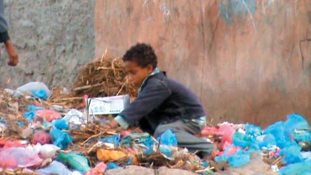  الراهدة..مدينة طافحة بالمجاري وأكوام القمامة