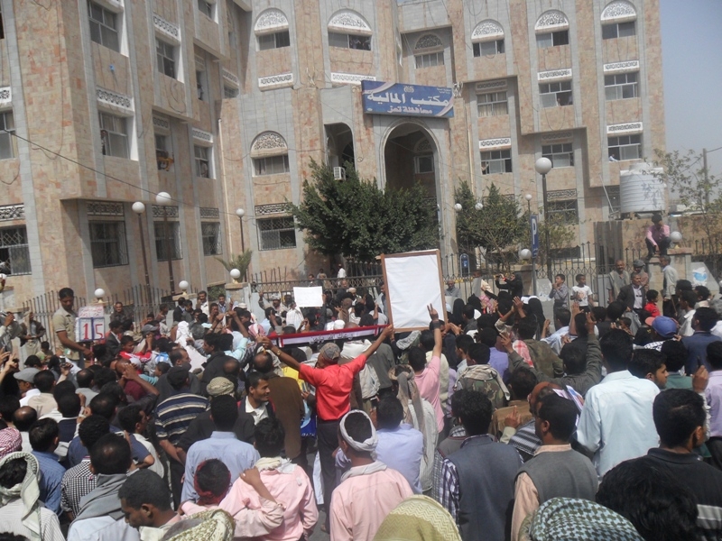 تعز.. قاعدة طارق الجوية تصعد من احتجاجاتها واستعدادات لمسيرة راجلة إلى صنعاء