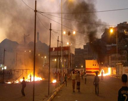انفصاليون جنوبيون يضرمون النار في مخيم للاحتجاج باليمن