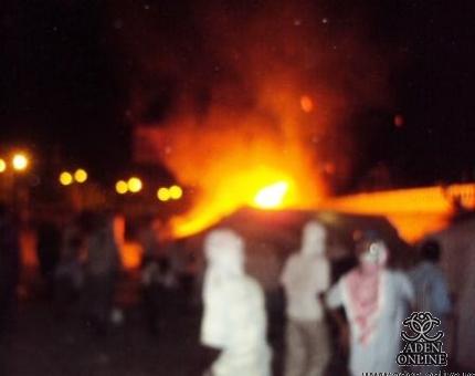 إصابة 6 وإحراق إحدى الخيام في هجوم لعناصر الحراك على ساحة المكلا بمواد حارقة 