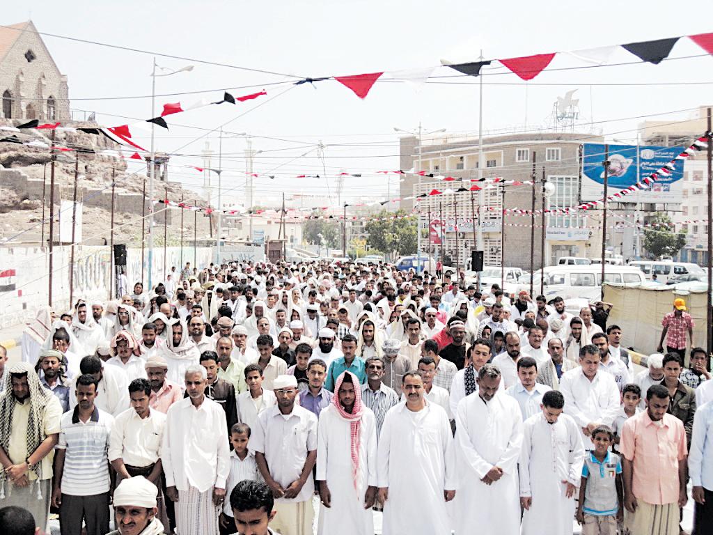 خطيب ساحة عدن يدعو قيادة اليمن الجديدة لاستكمال أهداف الثورة