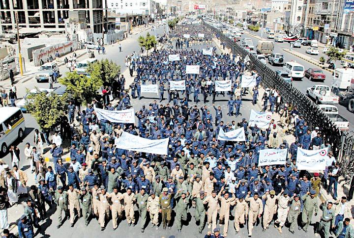 مسيرة سلمية لأحرار الجوية بصنعاء ومطالبات للجنة العسكرية بمرافقتها