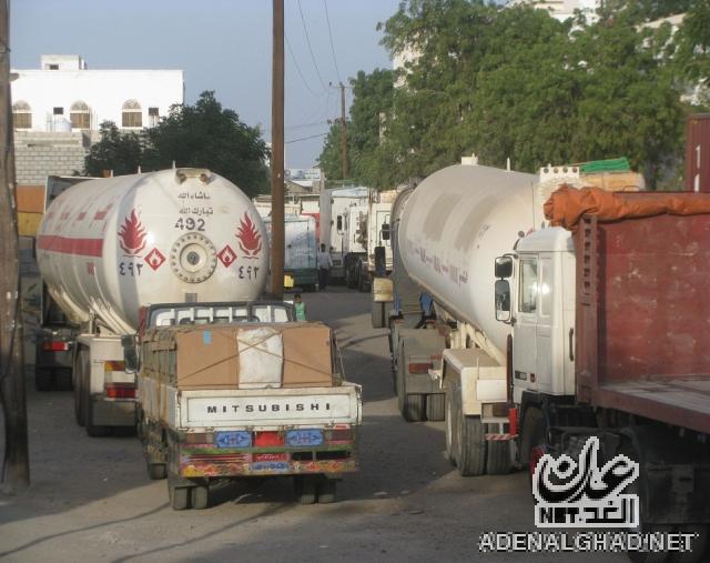 أبناء تبن بلحج يحتجزون 45 شاحنة نقل على خلفية احتجاز شاحنات في ذمار وإب