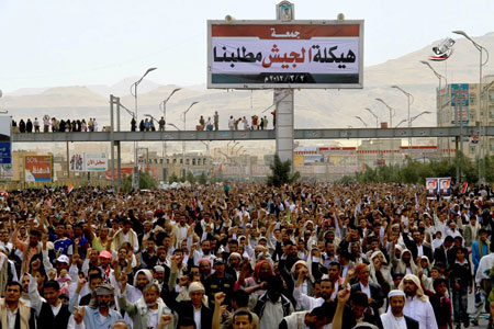 الجماهير في ستين العاصمة يطالبون الرئيس هادي بسرعة إعادة هيكلة الجيش