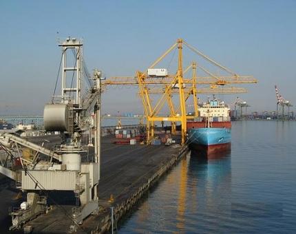 المحكمة التجارية بعدن توجه بحجز أموال موانئ دبي لعدم دفع رواتب العمال في الميناء