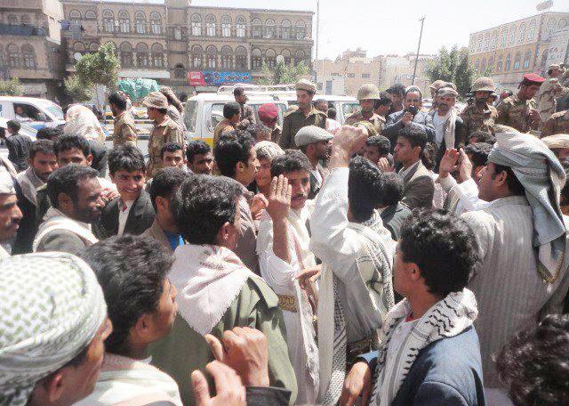 في وقفة احتجاجية أمام منزله.. كشر تستغيث بالرئيس إنقاذها من جرائم الحوثيين