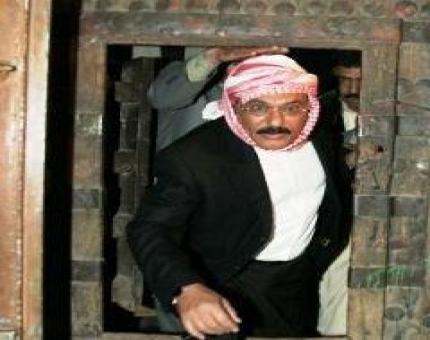 صالح يدخل الرئاسة من الباب الخلفي أثناء استقبال الرئيس لوفود أوروبية