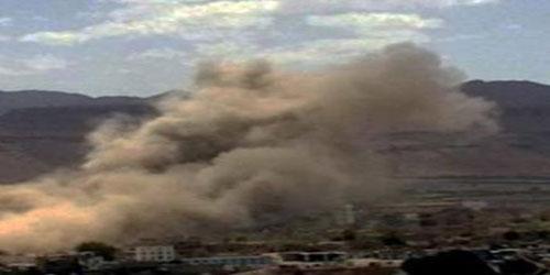 إحراق دبابة ومقتل 6 مسلحين في غارات جوية وقصف مدفعي للجيش بأبين 