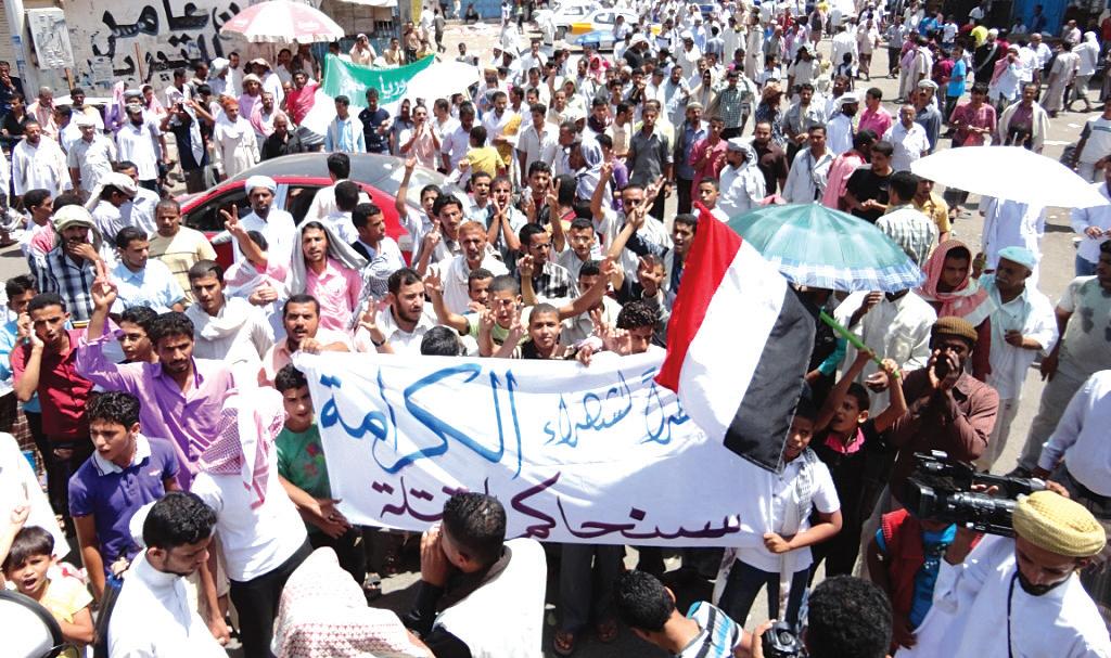 الثوار بعدن يتعهدون بإسقاط الحصانة عن صالح ومعاونيه ويطالبون بتحرير الجيش