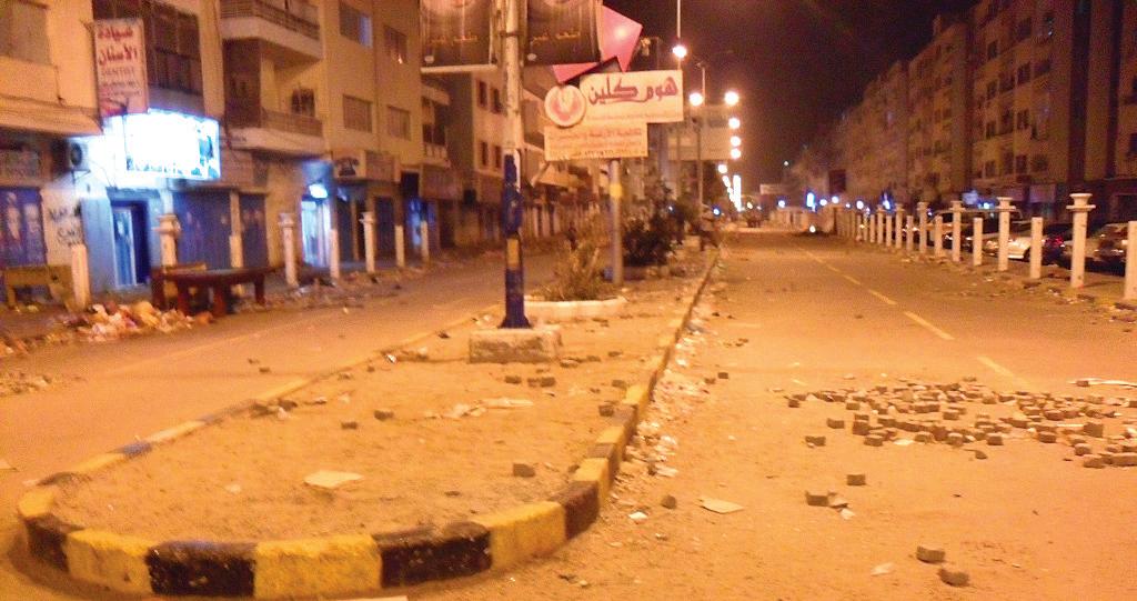 عدن.. إصابة جنديين ومواطن في اشتباكات مع مسلحين احتجزوا سيارات حكومية بالمعلا 