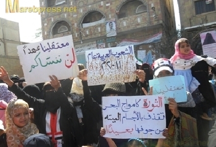 الضباط المنضمون للثورة يهددون بتصعيد احتجاجاتهم بعد انتهاء مهلة محافظ تعز
