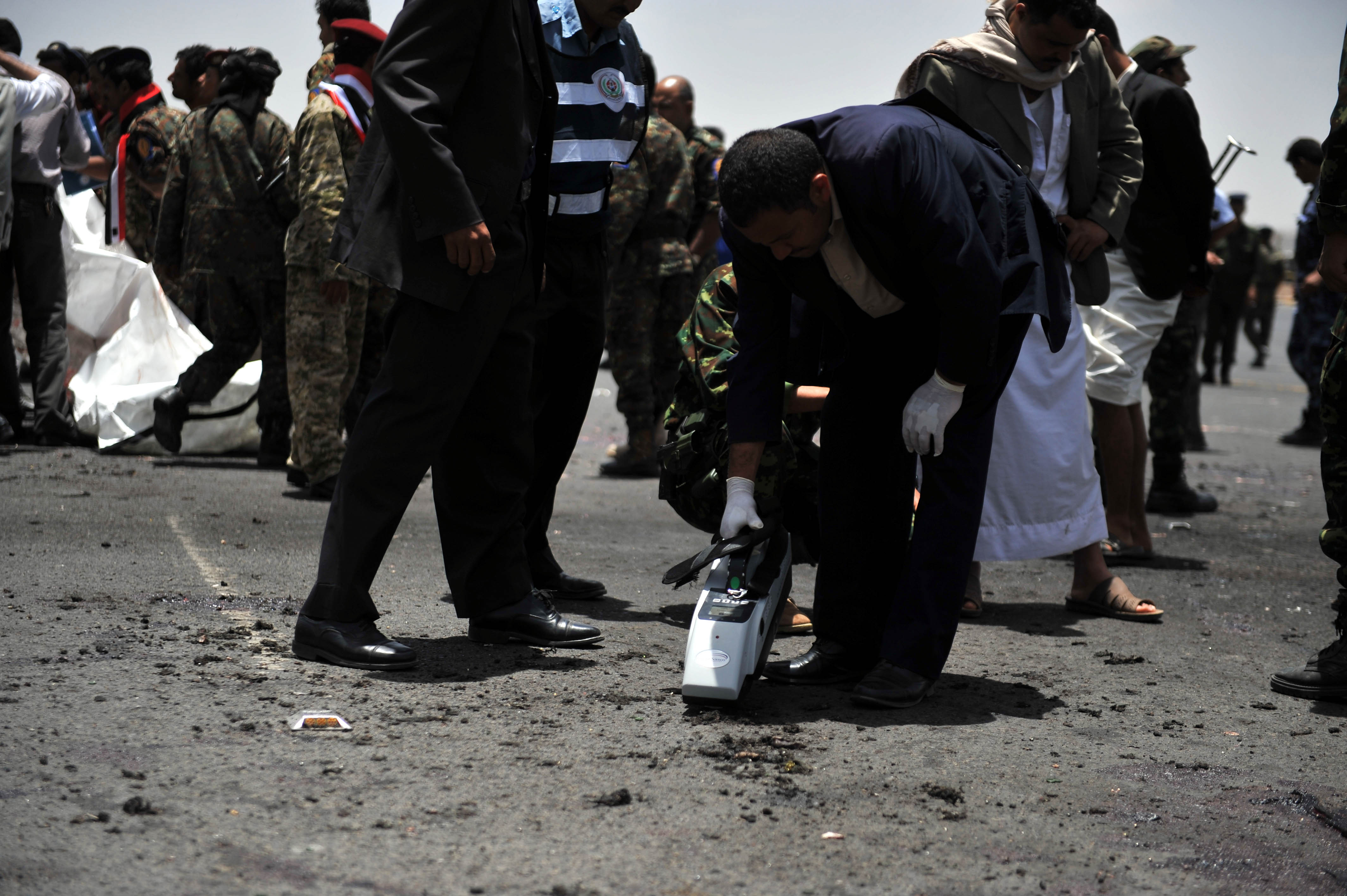 أكثر من 300 شهيد وجريح في تفجير انتحاري استهدف عرض عسكري بالسبعين بصنعاء