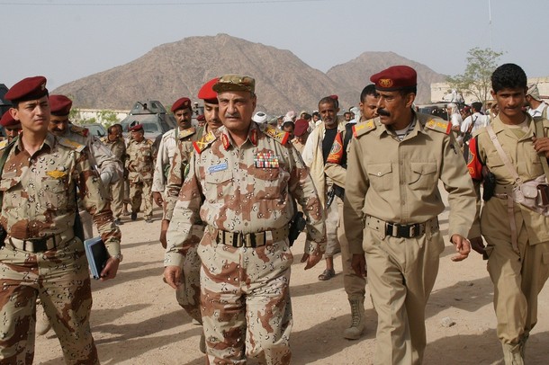 وزير الدفاع يبشر بقرب النصر ويؤكد ألا مكان للإرهاب في اليمن