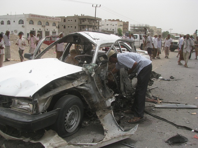 مقتل مواطن وإصابة آخر جراء انفجار سيارة على الخط العام بمفرق الفيوش بلحج