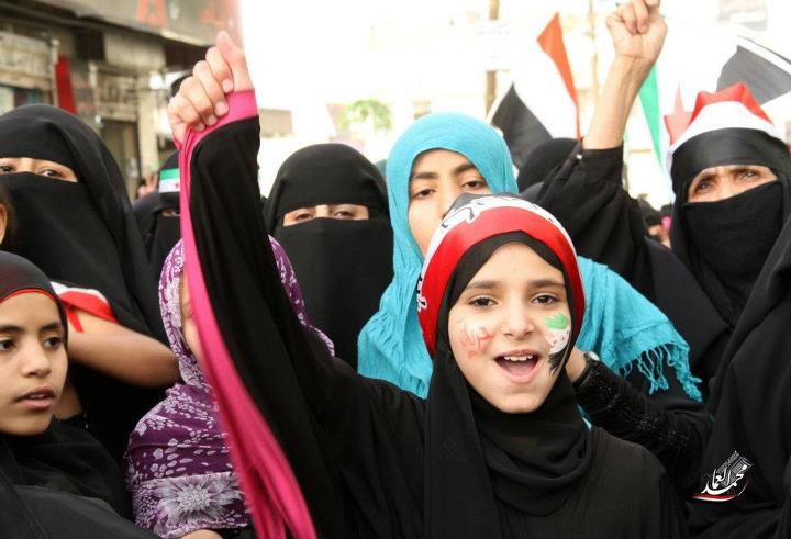 صنعاء.. وقفة احتجاجية تطالب البرلمان باسترجاع ميناء عدن ومسيرة  تؤكد استمرار التصعيد