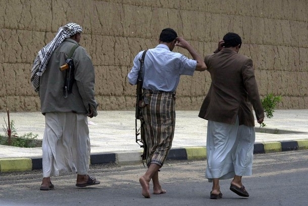 الحوثيون يحتجزون 4 باصات لطلاب دماج ويمنعونهم من دخول صعدة