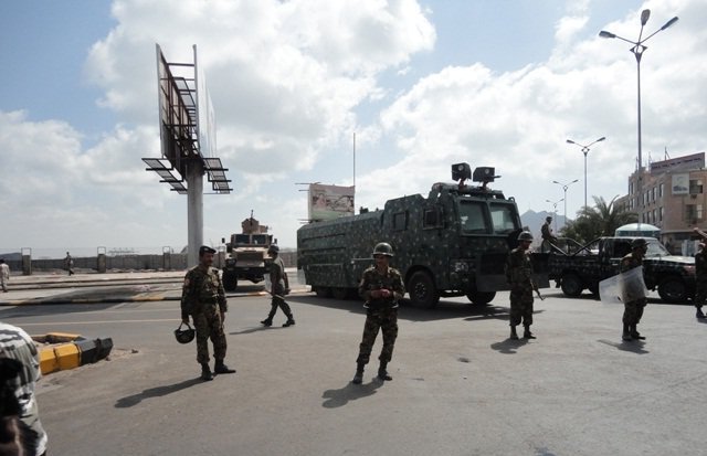 عناصر مسلحة تهاجم شرطة الشعب بالبريقة وأمن عدن يمتنع عن إرسال تعزيزات