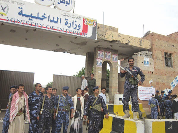 ضباط وجنود من النجدة والأمن المركزي يقتحموا وزارتي الداخلية والمالية بصنعاء