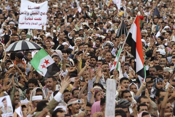 الثوار بصنعاء يحيون جمعة «توحيد قرارات الأمن والجيش» رغم هطول الأمطار