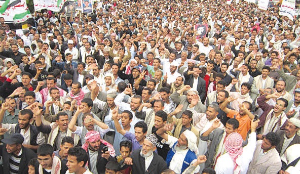 شباب الثورة بصنعاء يرحبون بقرارات الرئيس ويطالبون بتعزيزها بخطوات أكثر جرأة