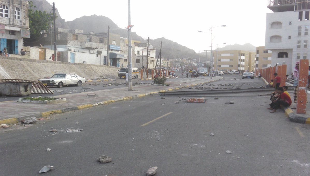 عدن.. مقتل مواطن وإصابة 3 جنود اثر احتراق طقم عسكري هاجمه مسلحون بقنبلة يدوية