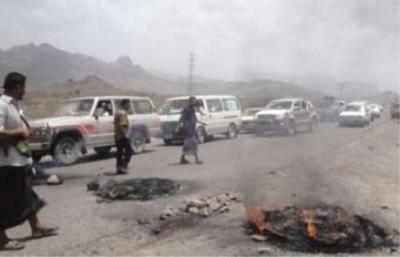 مسلحون يقطعون طريق صنعاء ـ عدن ومئات السيارات عالقة على الخط العام بردفان 