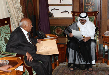 رئيس الوزراء واللواء محسن يلتقيان أمير قطر ويسلمانه رسالة من رئيس الجمهورية